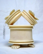 Ovale Dose mit zwei weiteren Döschen auf dem Deckel