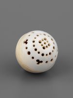 Elfenbeinkugel mit Durchbruchsarbeit (Flohfalle)