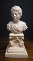 Männliche Büste auf Sockel