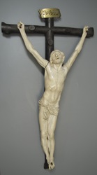 Elfenbeinkruzifix an braunem Holzkreuz