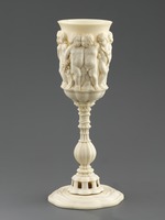 Pokal mit Puttenreigen