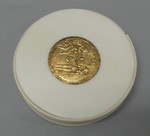 Rundes Döschen mit goldener Plakette im Deckel