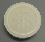 Rundes Döschen mit den Leidenswerkzeugen Christi auf dem Deckel