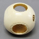 Contrefait-Kugel mit beweglichem Döschen im Inneren