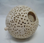 Durchbrochen gearbeite Contrefait-Kugel mit zwei eben falls durchbrochen gearbeiteten Kugeln im Inneren