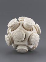 Zwölfseitig gearbeite Contrefaitkugel mit kleinen Döschen