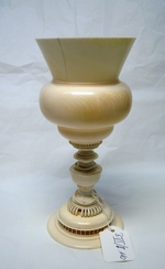 Kleiner Pokal mit beweglichen Ringen am Fuß