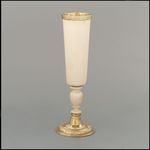 Elfenbeinbecher in Form einer Flöte