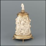 Silbergefaßter Elfenbeinhumpen mit Kampf der Kentauren und Lapithen und dem Raub der Hippodameia