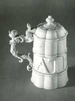 Deckelkrug mit Anagramm