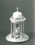 Ehrentempel mit Vase