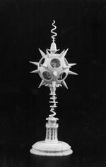 Ständer mit beweglicher Stachelkugel