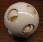 Kleine Contrefaitkugel mit 12 Kügelchen in Kalotten