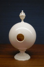 Contrefaitkugel mit Pokal im Inneren