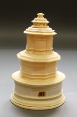 Ovale Dose mit drei Etagen