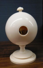 Contrefait-Kugel mit zweiter Kugel und beweglichem Döschen im Inneren