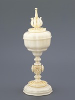 Deckelpokal mit Rosenmotiven