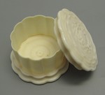 Passig gedrehtes Elfenbeindöschen